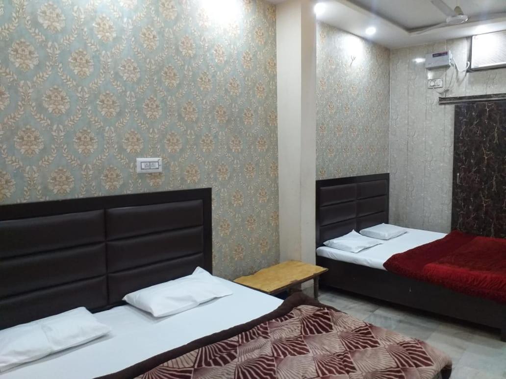 Abhiraj Guest House Matura Exterior foto